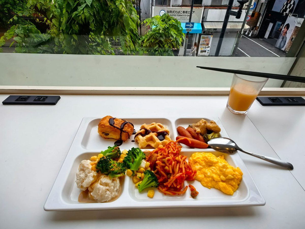 朝の光が食卓に降り注ぐ。一口の朝食で、素敵な一日をスタート！😊
