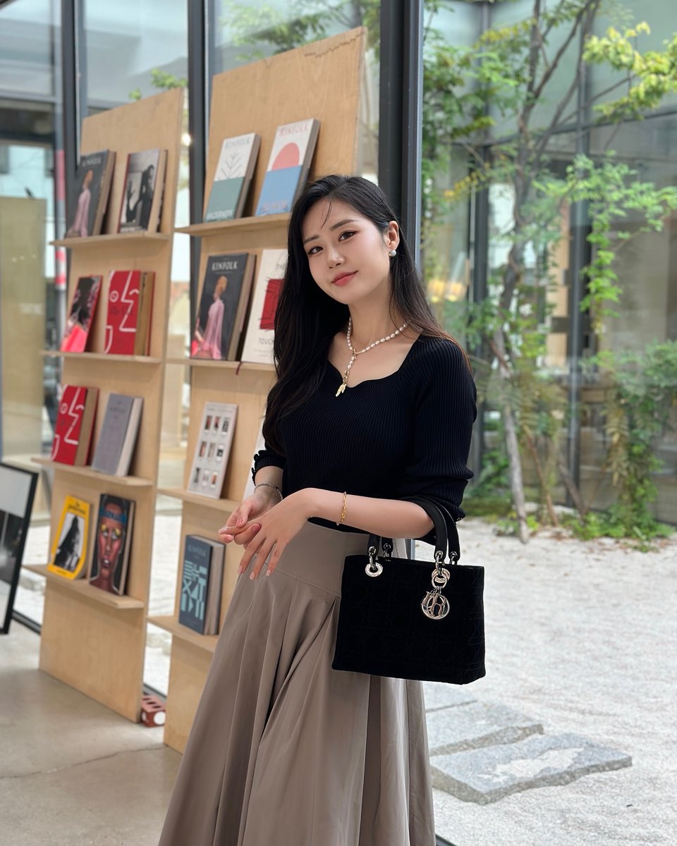 karen92rlp8o's tweet photo. Finding beauty in every moment🖤🥰
A little elegance goes a long way💖 #FashionInspiration
#ChicAndClassy
#StyleAndSmile https://t.co/gtiDQTwSFy