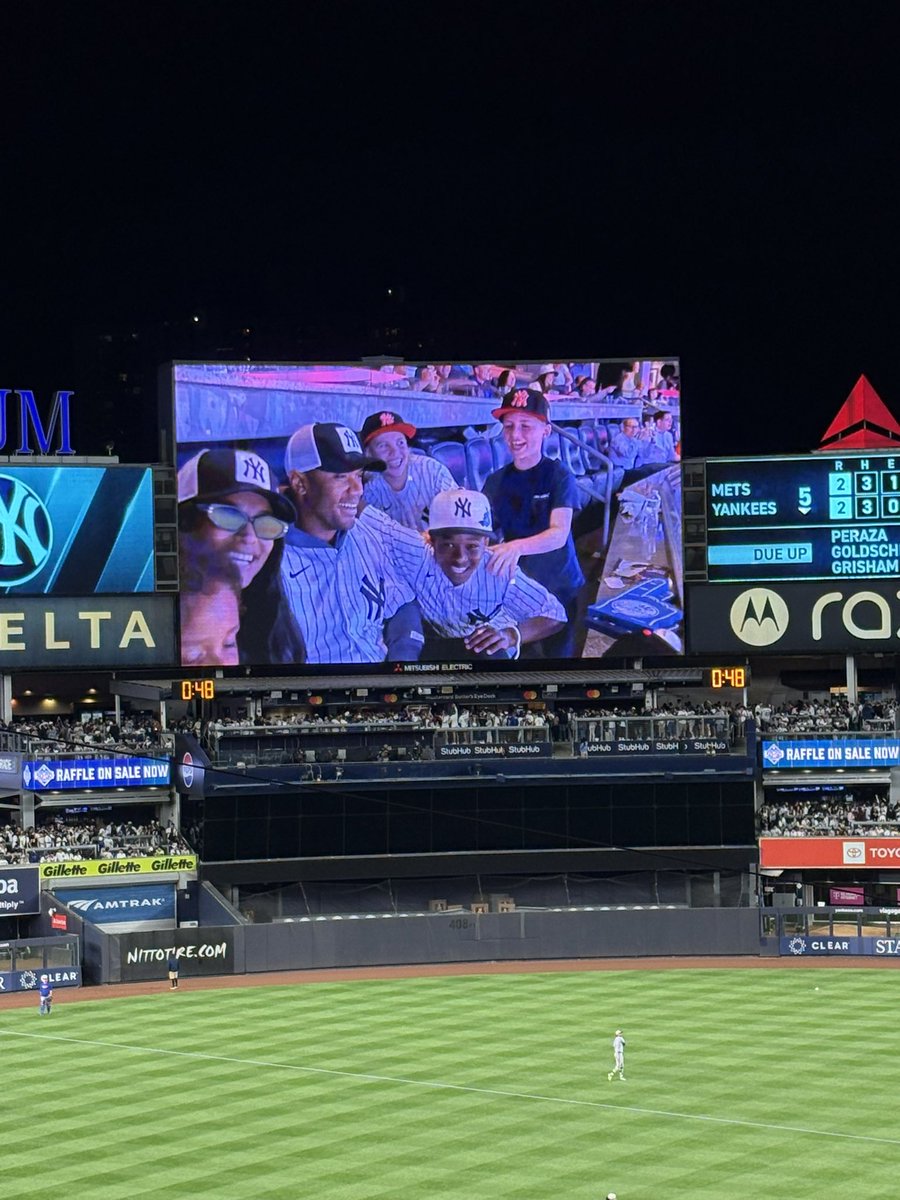 nickpalmer55's tweet image. #NewYorkForever Karl-Anthony Towns and #NYGiants Russell Wilson are in the house for #SubwaySeries!

Towns will take on #YesCers on Wednesday.