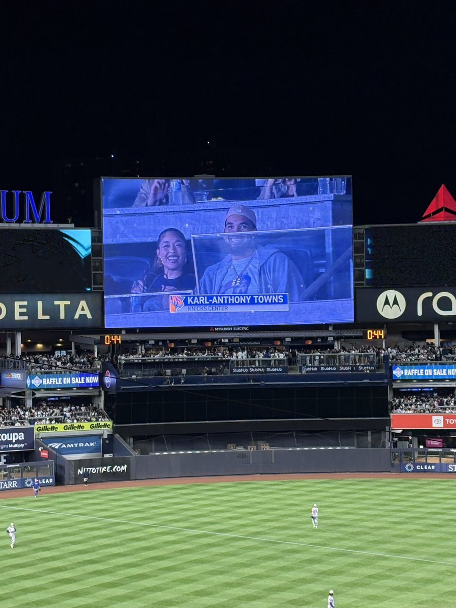 nickpalmer55's tweet image. #NewYorkForever Karl-Anthony Towns and #NYGiants Russell Wilson are in the house for #SubwaySeries!

Towns will take on #YesCers on Wednesday.
