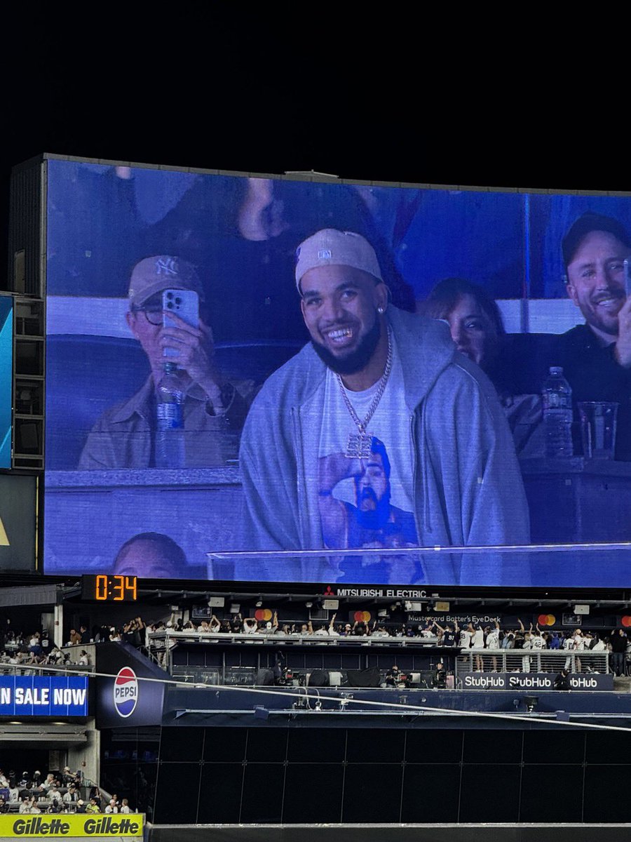 barstoolsports's tweet photo. The only thing that can bring Mets &amp; Yankees fans together is a Knicks star wearing a “Fuck Boston” shirt https://t.co/77JqGQ35Gs