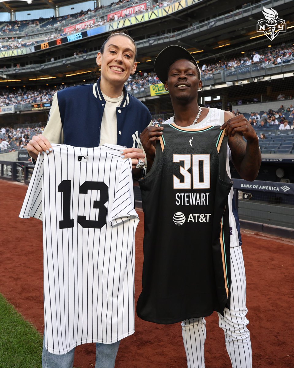 nyliberty's tweet photo. .@breannastewart 🤝 @j_chisholm3 https://t.co/WwqoruzmSZ