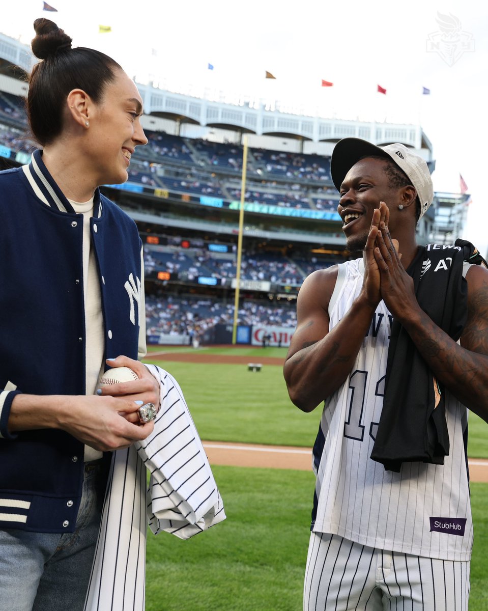 nyliberty's tweet photo. .@breannastewart 🤝 @j_chisholm3 https://t.co/WwqoruzmSZ