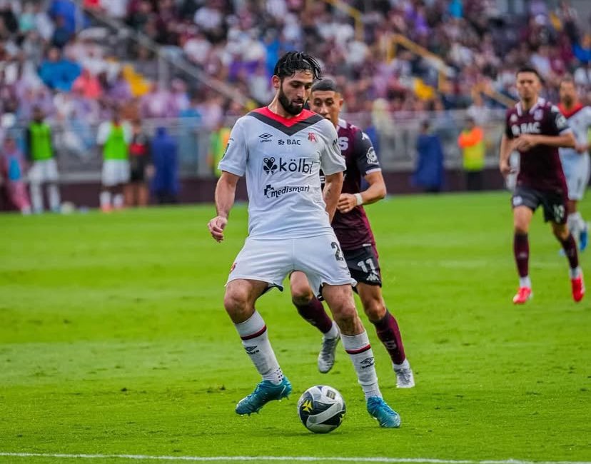 Aarón Salazar entró de contención en el 4-3-3 y comandó el crecimiento de LDA en el territorio y el triunfo en duelos y disputas en esa zona sensible. También se adaptó con tino cuando tuvo que incrustarse entre centrales. Carril central suyo de dominio, de táctica y funcional.
