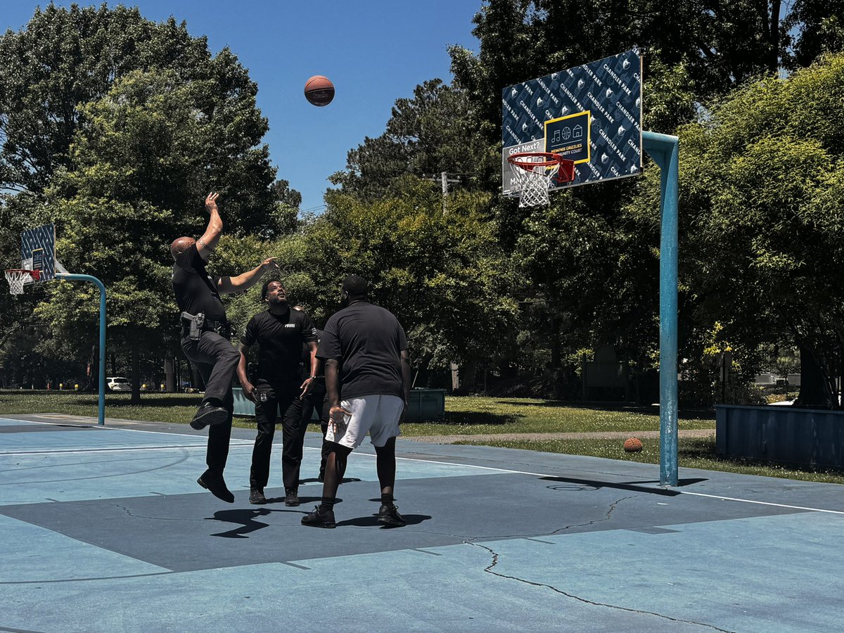 What a beautiful day for basketball and good vibes! Crump Station Task Force joined the fun at Hopes and Hoops Foster Care Awareness Community Fair. Officers were welcomed by warm smiles and lots of friendly competition. Thank you, South Memphis Alliance!

#HopesAndHoops