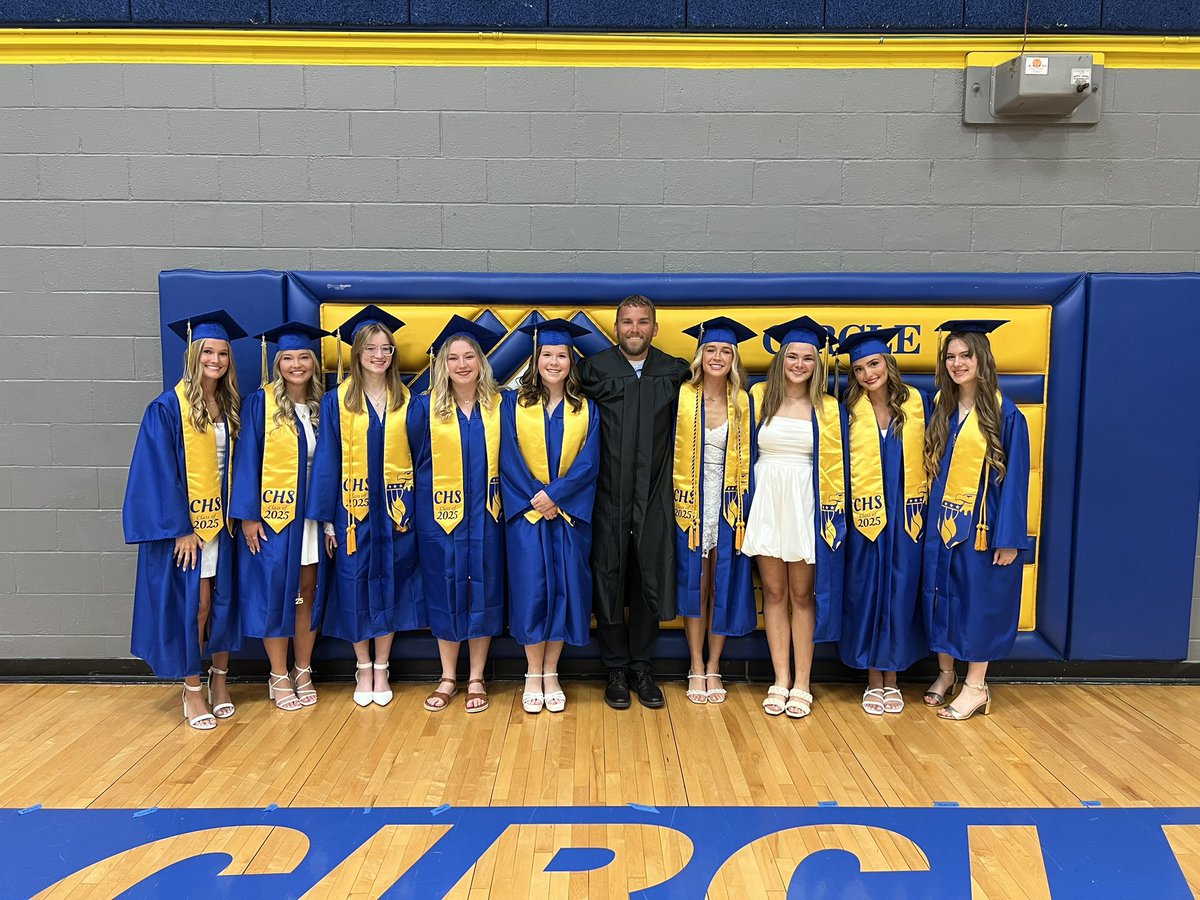 Leheckas's tweet photo. Congratulations to all of the senior graduates today! Special shout out to the tennis and basketball seniors!
#thrivein375 @CircleTBird https://t.co/8H3HtuYjvq