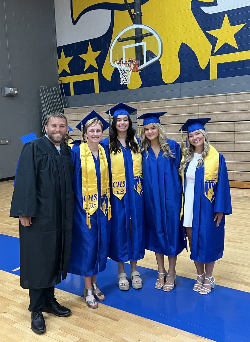 Leheckas's tweet photo. Congratulations to all of the senior graduates today! Special shout out to the tennis and basketball seniors!
#thrivein375 @CircleTBird https://t.co/8H3HtuYjvq