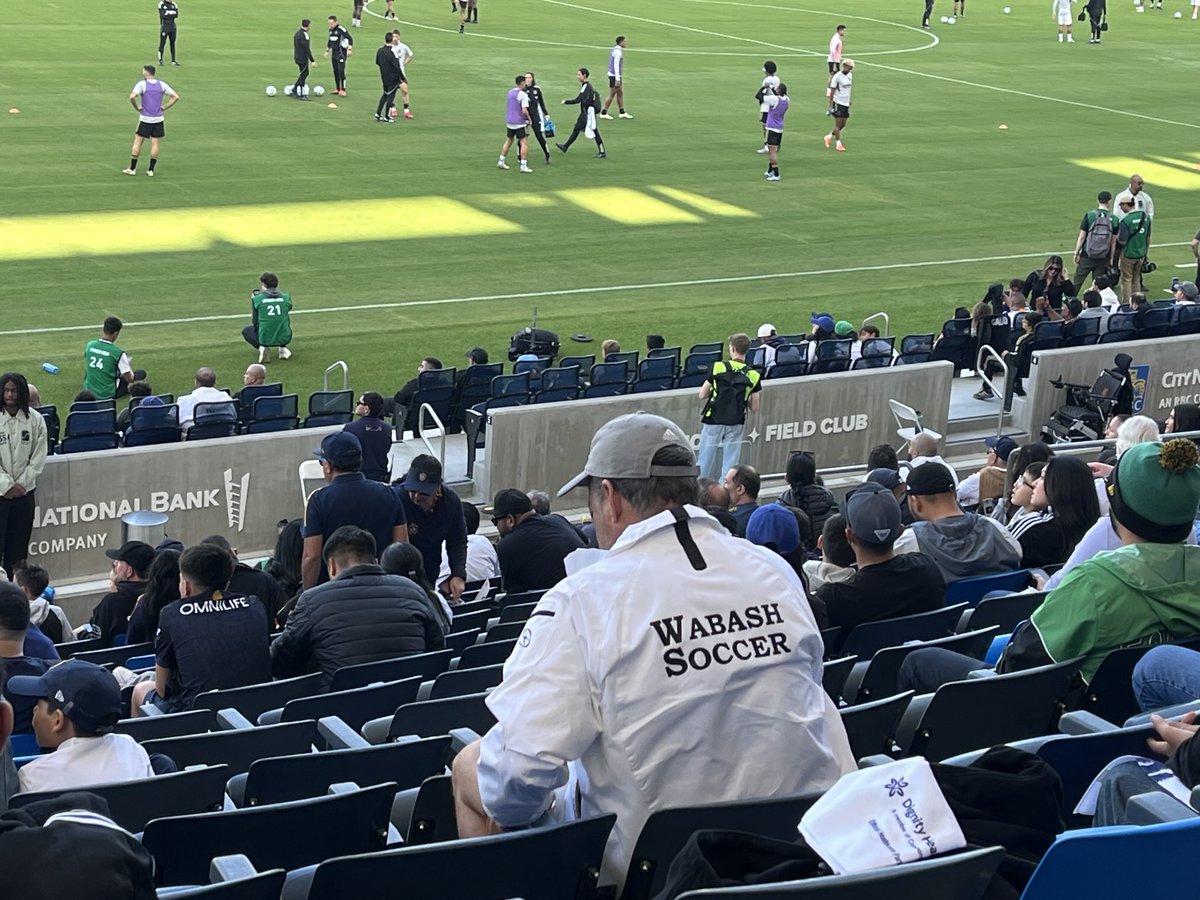 ProfBank's tweet photo. Lots of LA Galaxy and LAFC gear out here tonight for El Trafico, but mad respect for the neutral showing up in Wabash Soccer gear. #D3soccer https://t.co/Ty0LJDfOwG