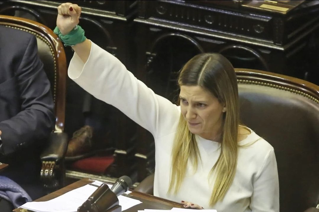 Qué lindo es ver a esta abortera feminazi derrotada.