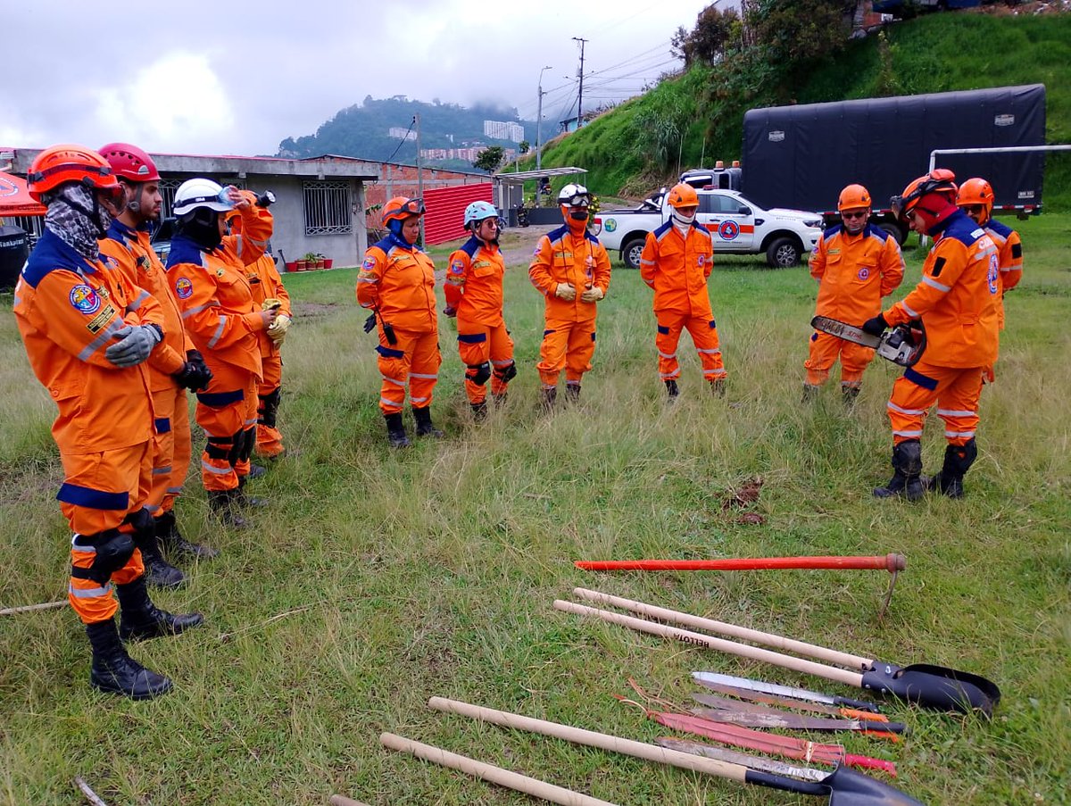 DefensaCivilCo's tweet image. ¡Preparados para Servir!

Cada día, cada hora, cada minuto...voluntarios en todo el país se preparan para salvar vidas. ¡Orgullo #FuerzaNaranja! 

#Caldas|#Bolívar |Brigadas Forestales #ValleDelCauca| #Cundinamarca |Curso Básico #Bogotá|Curso de Comunicaciones #Risaralda|USAR