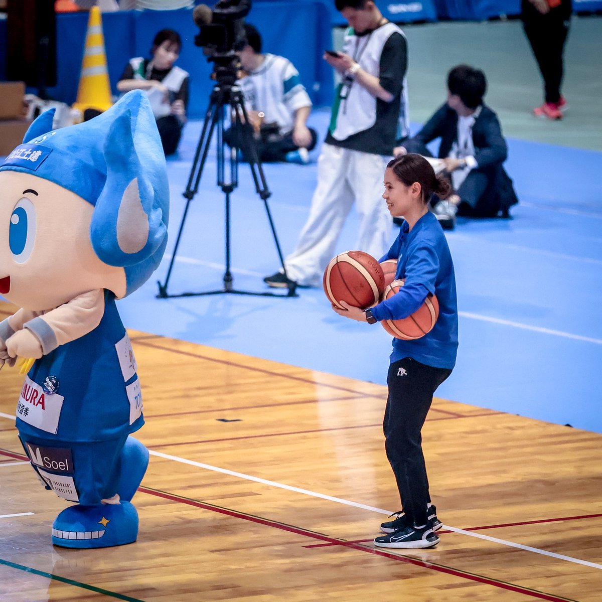 これは『ファン感の試合後、選手とブースターさんが並んで撮影しているのをゴール下で眺めているすさたまくんに、そっと声をかけ、列に加わるよう促してくれた金城さん☺️』