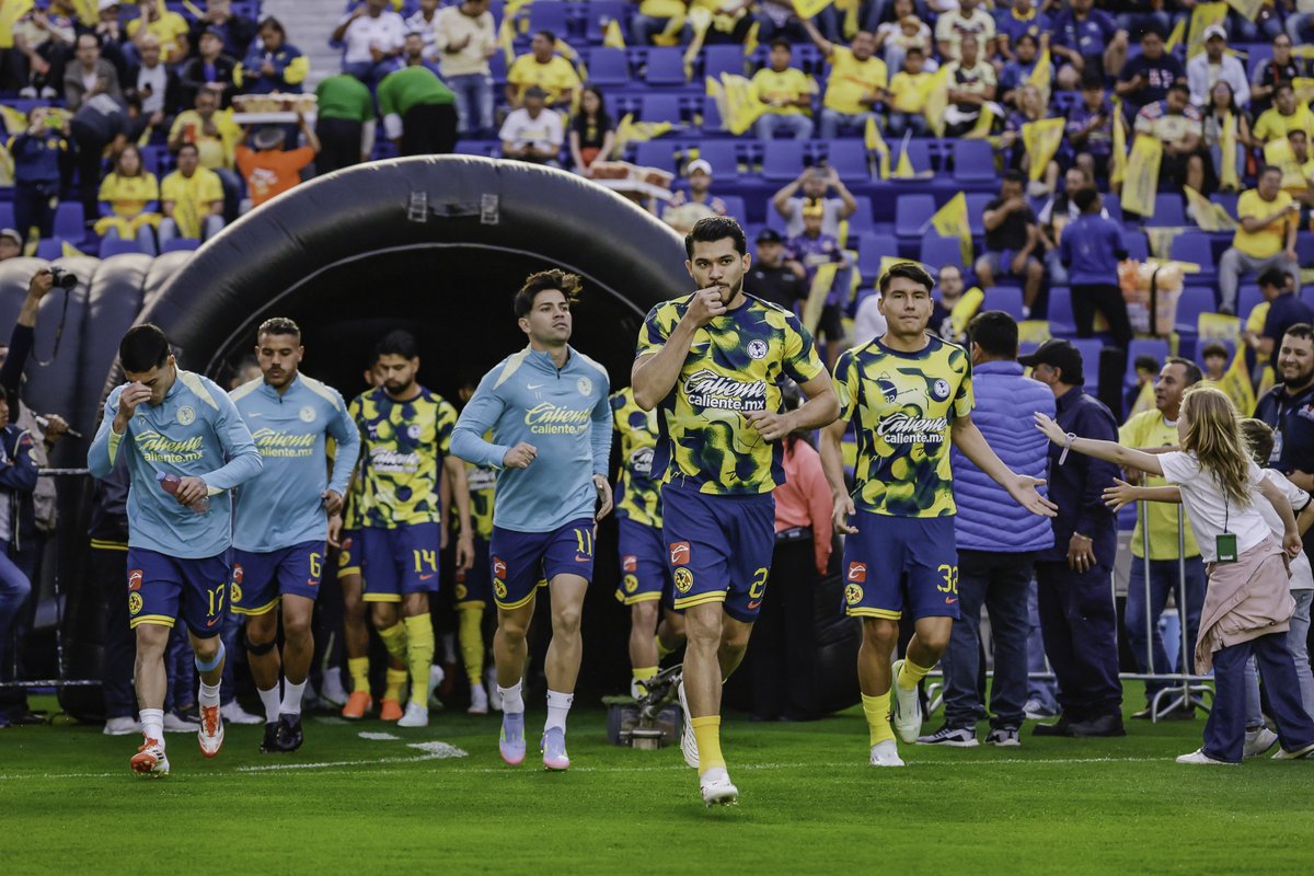 ClubAmerica's tweet photo. Con este equipo de por vida. 💙💛 https://t.co/QCgMgLIp0M