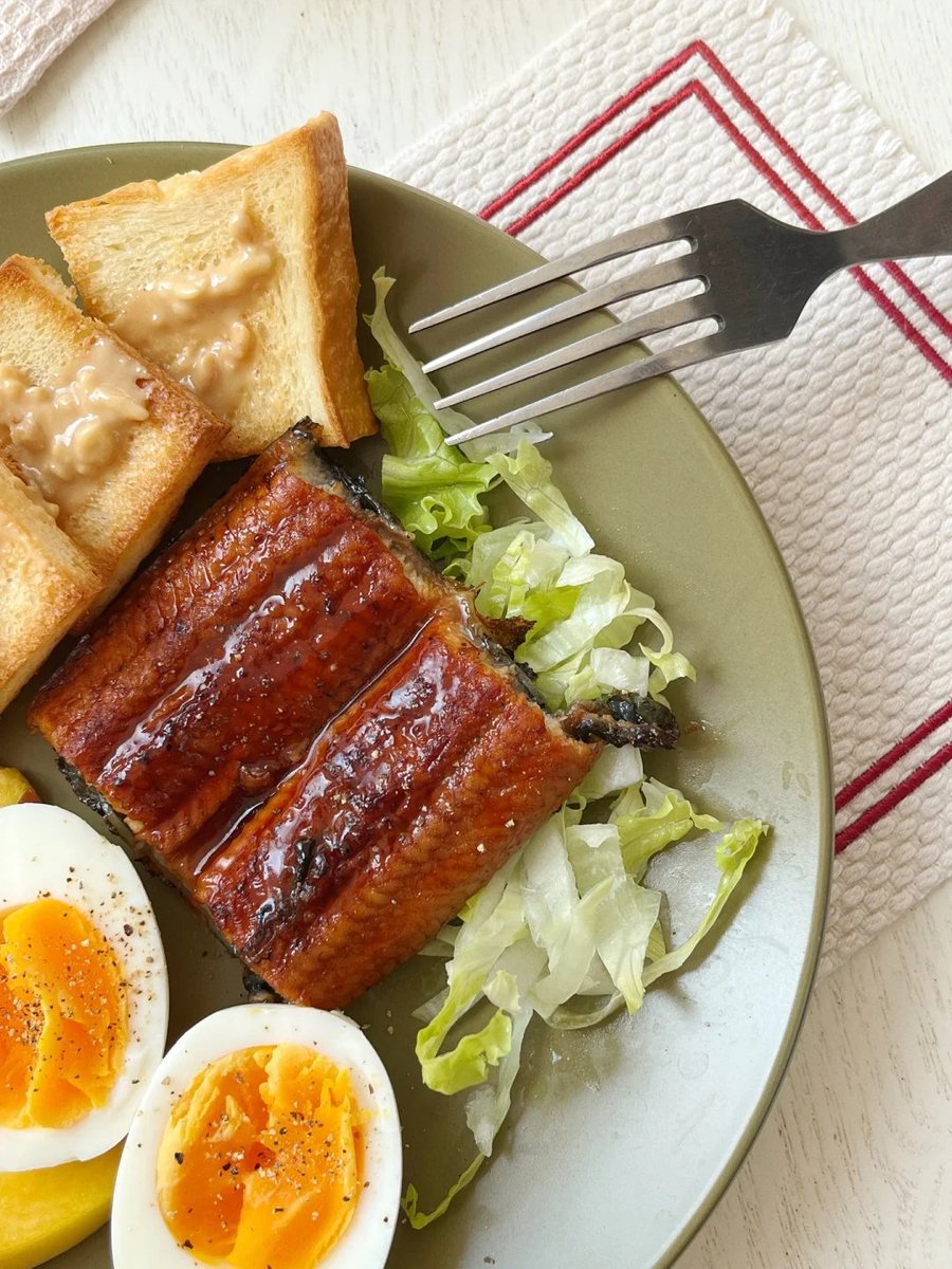 anna85358443's tweet photo. Peanut butter with toast, boiled egg, eel, yellow peach. American coffee. Quick breakfast. Grilled eel. One piece is enough for three meals. Pack it up and put it in the refrigerator. Have fun on the weekend. I'm going to work. https://t.co/N43ccrKyie