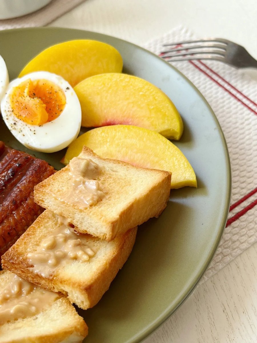 Peanut butter with toast, boiled egg, eel, yellow peach. American coffee. Quick breakfast. Grilled eel. One piece is enough for three meals. Pack it up and put it in the refrigerator. Have fun on the weekend. I'm going to work.