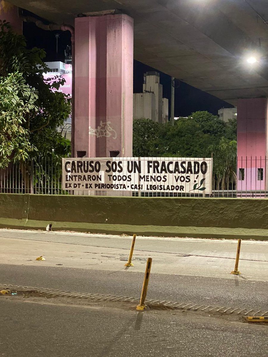 Barras_LATAM's tweet photo. 🇦🇷 Pasacalles contra Caruso Lombardi después de que no logrará entrar a la legislatura. https://t.co/r8EG3f5Kz8