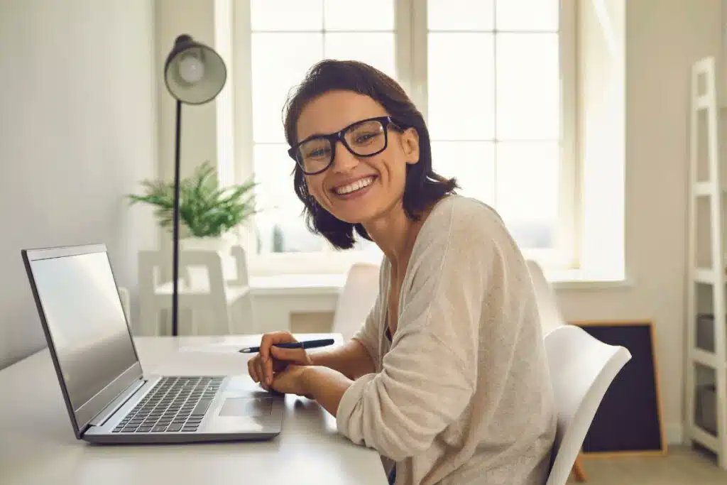 Scientists studying remote work
have reached a very clear conclusion: “Working from home makes us happier.”

Time-saving equation: between productivity and personal life

Healthier meals

More opportunities to be physically active and less sedentary.

farmingdale-observer.com/2025/05/16/sci…