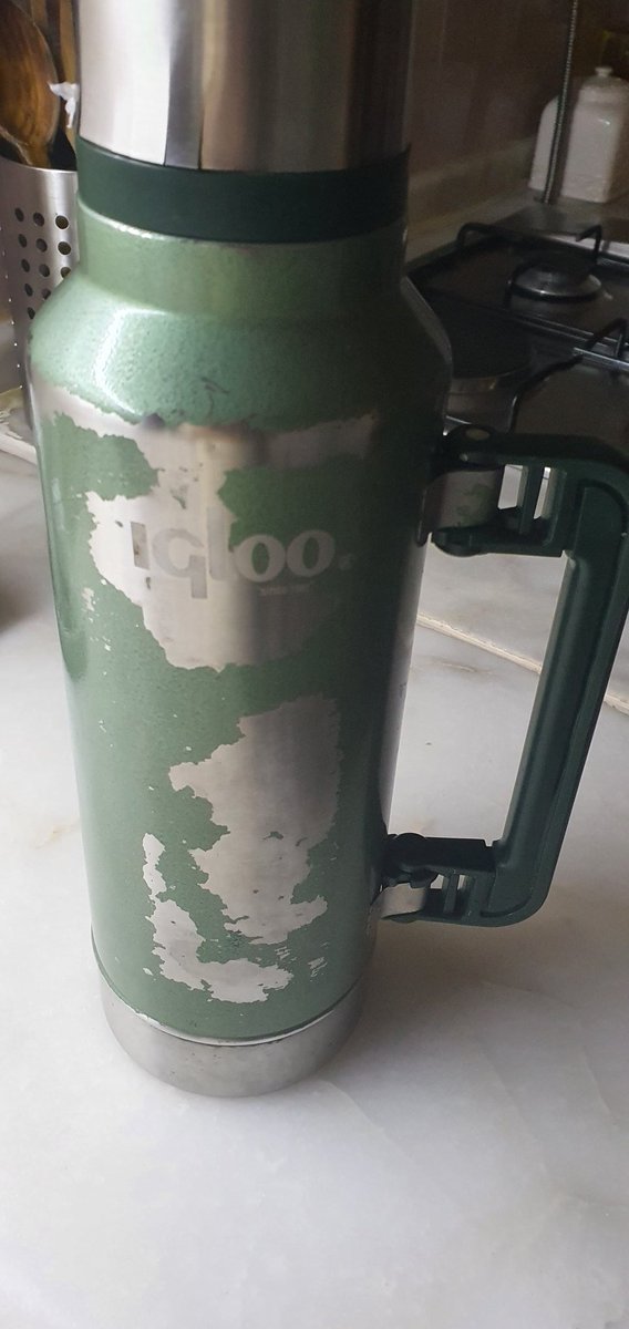 Oğlum hediye almıştı.
Neredeyse hiç kullanmadan bu hale geldi. İlk kullandığımda da içindeki çay dört saat sonra soğumuştu.
Çarpmadım, düşürmedim, olumsuz hiçbir şey yapmadım. Özenlekullandım <a href="/iglooproducts/">Igloo Coolers</a> 
Neden böyle oldu?
#Igloo #IglooTürkiye