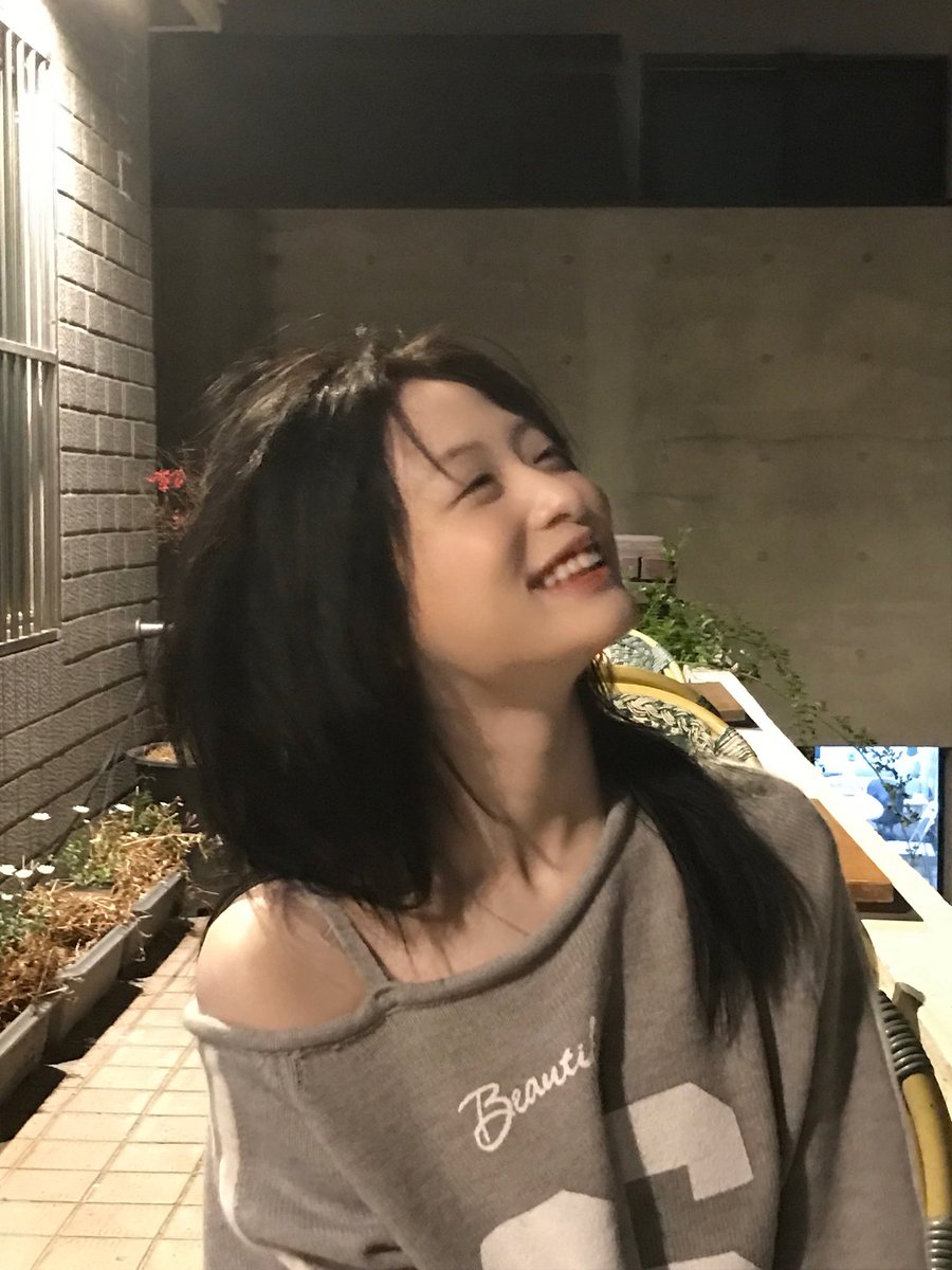 ahyeonpics's tweet photo. AHYEON WEVERSE UPDATE 
#AHYEON #아현 #郑雅贤 #アヒョン https://t.co/py4rjLfFGQ