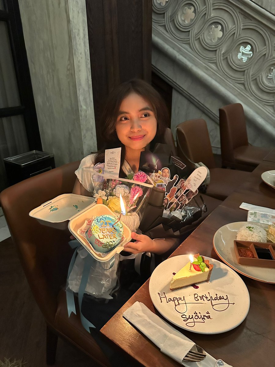 roastedthaitea's tweet photo. 17 years old syaira would never believe she would spend her 21st life with such loving friends and environment🥹💗 https://t.co/XQU2dVFRNw