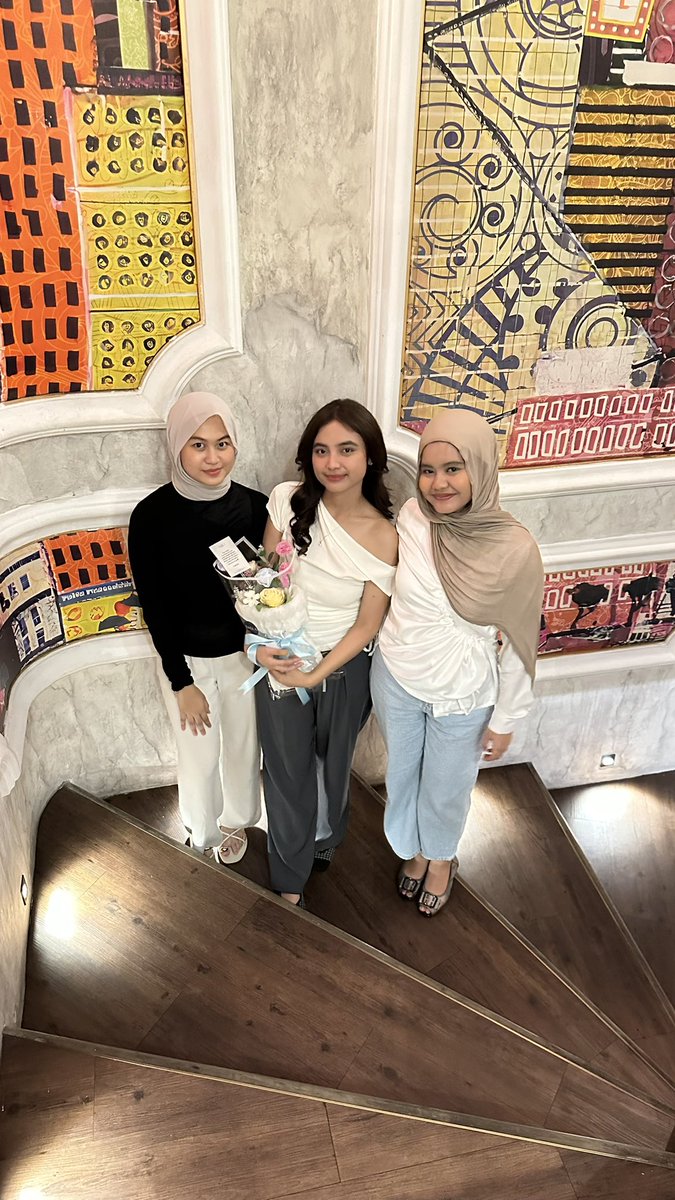 roastedthaitea's tweet photo. 17 years old syaira would never believe she would spend her 21st life with such loving friends and environment🥹💗 https://t.co/XQU2dVFRNw