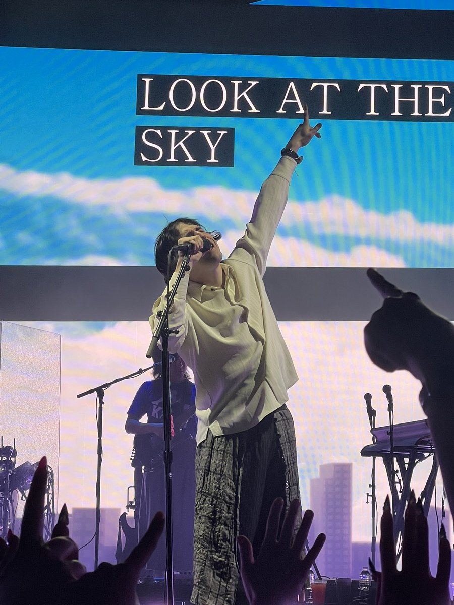 grayscalles's tweet photo. porter robinson https://t.co/9ep53EvBuB