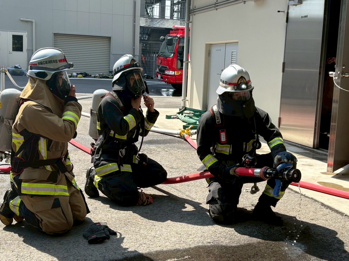 Aso_Fire_D's tweet photo. 🔥攻めの消火戦術、訓練で鍛錬🔥
🚨熊本県消防学校の訓練棟では各消防本部が日々救助訓練に励んでいます💥
👊私たちも負けじと隣の施設で🔥火災防ぎょ訓練🔥を実施しました！

阿蘇消防は、安全＆効果的な活動のため日々技術を磨いています💪

#消防
#火災防ぎょ
#消火戦術
#攻撃的消火
#消防士の挑戦 https://t.co/rvZ98AHlFy