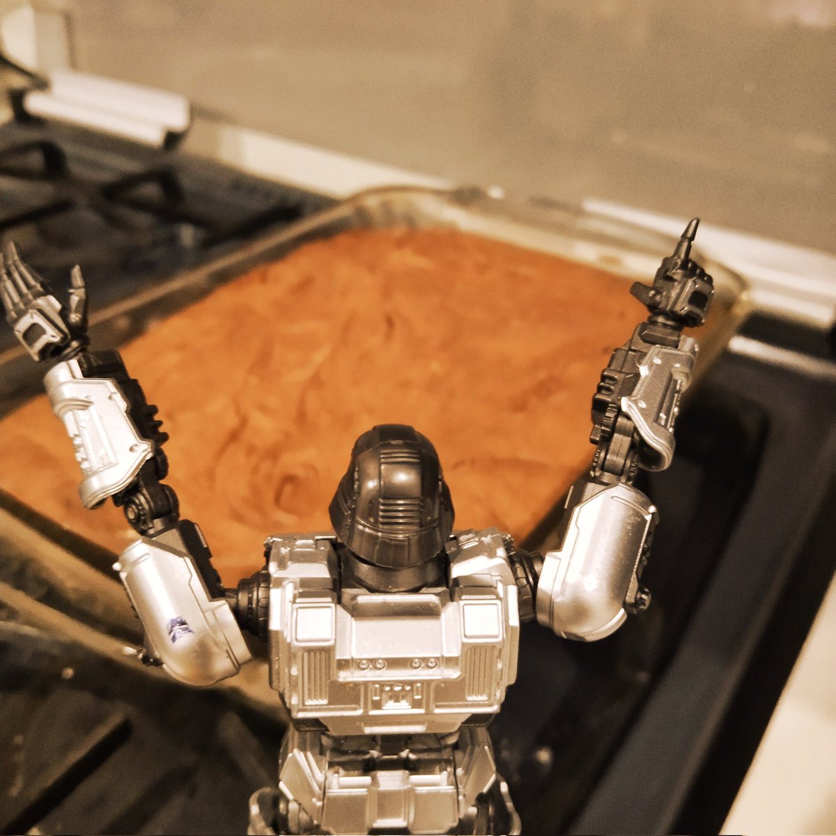Mechatron_04's tweet photo. IT TURNED OUT FINEEE now to let it cool off...
#CookingwithDee #brownie #D16 https://t.co/hko75YMGLE