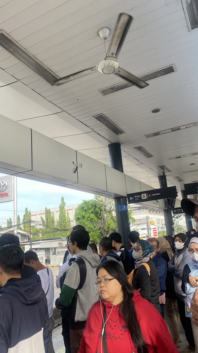 bulir2pulpy's tweet photo. Pada kemana nih busway kooridor 8 weh? Udah 20 menit disini kosong @PT_Transjakarta @DKIJakarta @dishubjakarta https://t.co/Cap9fjINZH