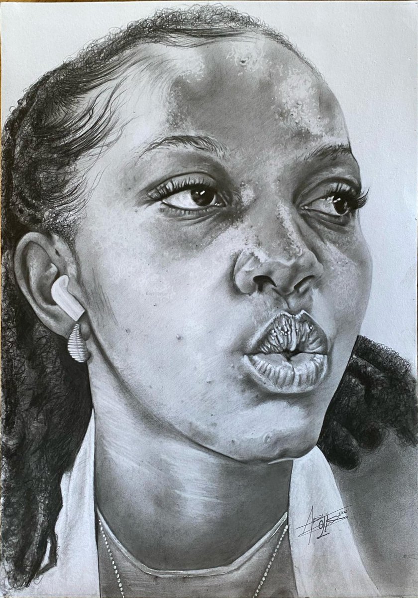 Obedlutoga's tweet photo. Portrait en crayon https://t.co/fldrwBjEpC