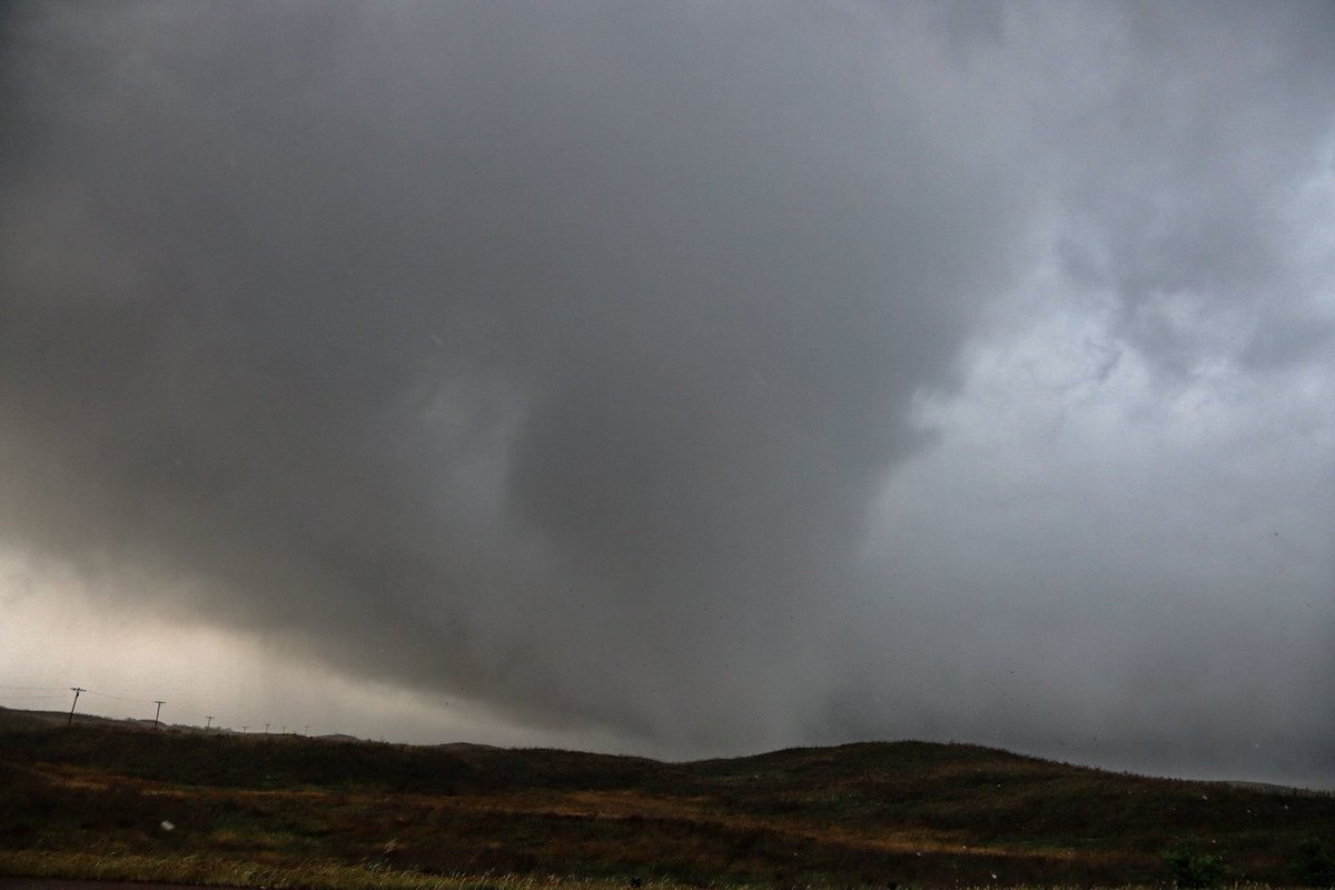 Kinsey, KS tornado did some damage, debris was in the air. 7:31pm. #kswx #tornado