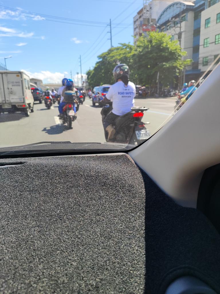 chrisJERICKno's tweet photo. @LTOPhilippines yung pamotorcade niyong mga road safety advocate kuno barubal naman sa mga other road users ilang near crashes ang nabilang ko just to steer away other motorists. Yung ibang naka-motorcycle nagvivideo pa using phone cameras na nga while driving, nanggigitgit pa. https://t.co/CpEFJBMuso