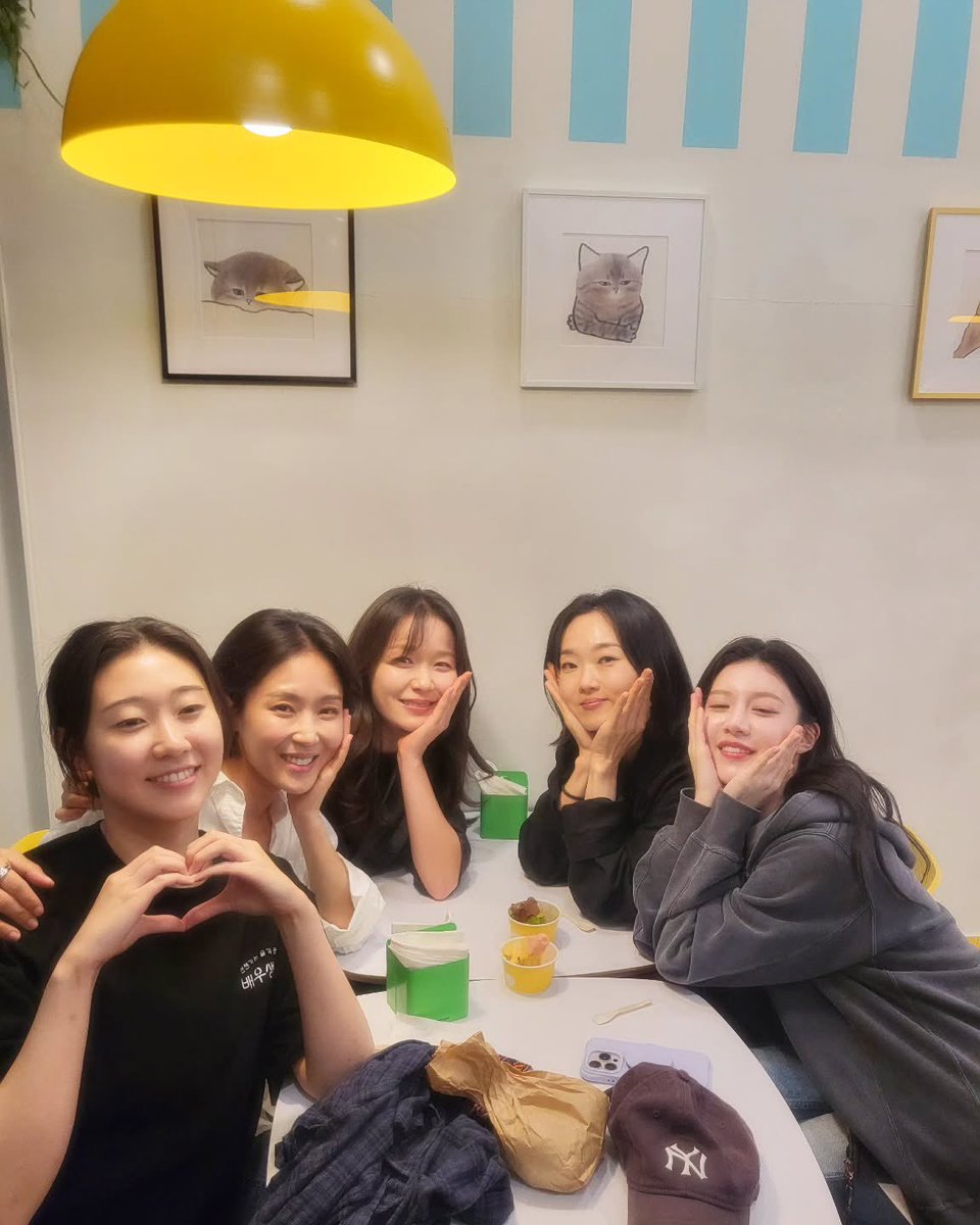 cookie960422's tweet photo. 아 여자들이야💕💕💕💕 https://t.co/Dx6S1tHNnI