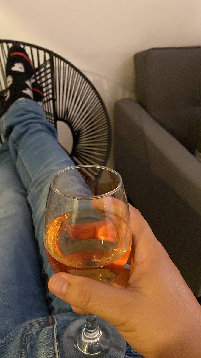 yogarope's tweet image. Un vinito para calentar el cuerpo ✨