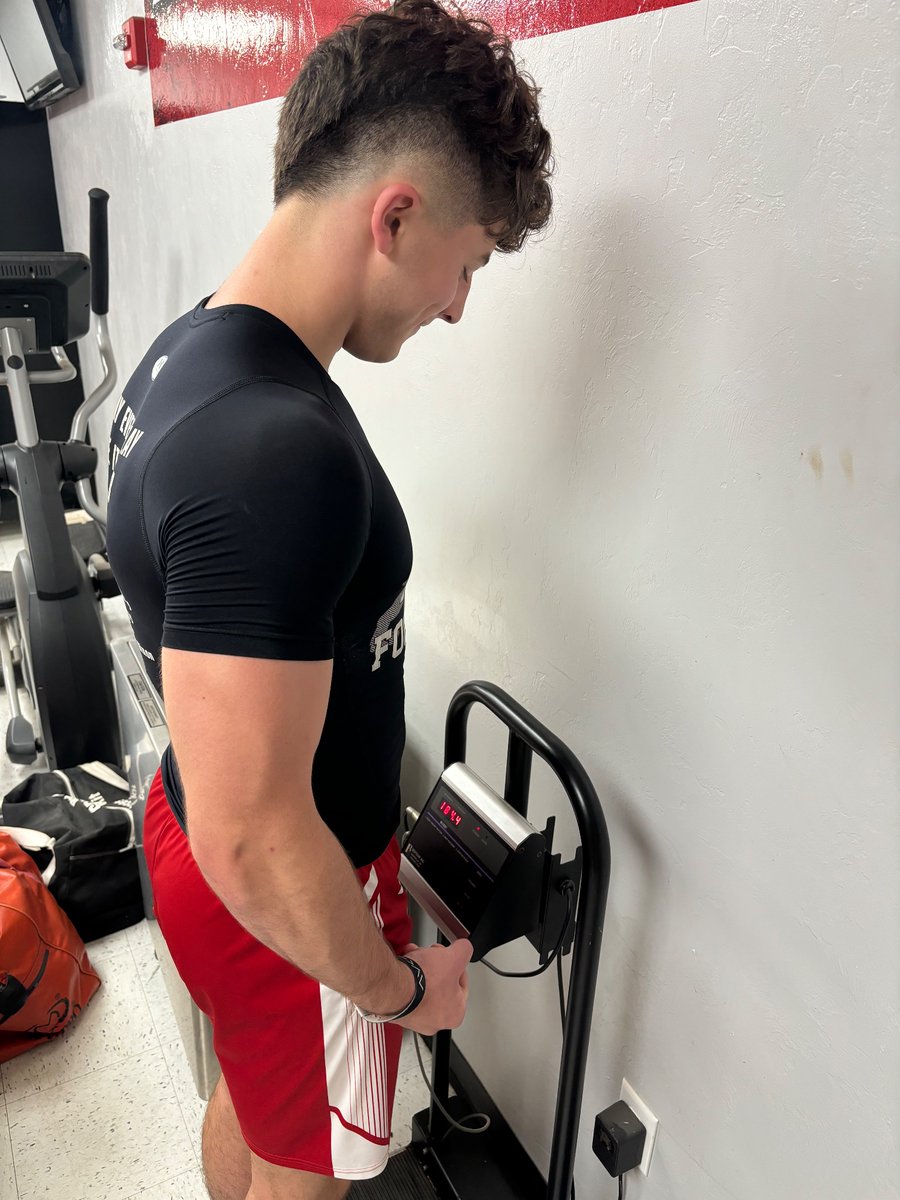 GrayBarrett_'s tweet photo. 8th Grade Grind
14 years Old
6’ 184.4 lbs
Bench Press 225x5
#Classof2029#StackingDays https://t.co/vHDwD912He