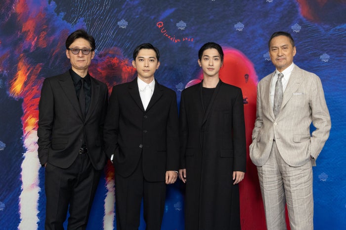 modelpress's tweet photo. 吉沢亮＆横浜流星、カンヌで涙🎬️
「国宝」上映後に6分間スタオベ続く熱狂ぶり

吉沢＆横浜は熱く抱き合う🤝
🔻レポート
https://t.co/kL5wSwkbcT

💭涙滲ませ感謝
吉沢「すごく胸に来るものがありました」
横浜「観終わった後の鳴りやまない拍手、あの光景はこれから先も忘れない」

#映画国宝 https://t.co/HKjOJ4kWUK