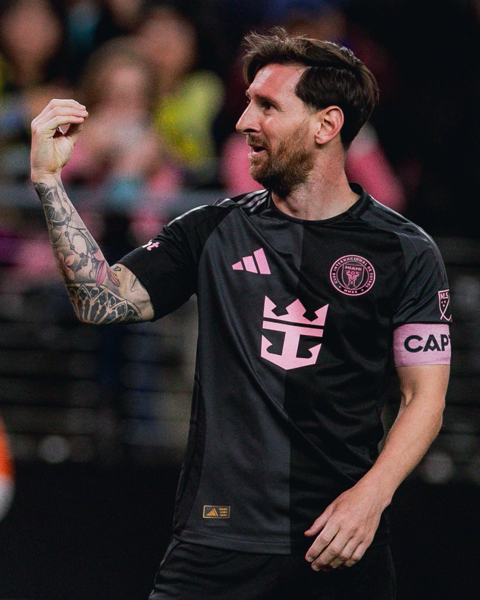 sudanalytics_'s tweet photo. “Hay una jugada que uno de ellos le da un pase al arquero y el referí me dijo él mismo que NO SABÍA LA REGLA”.

Lionel Messi. ⚠️🇺🇸 https://t.co/36tHBVxGl8