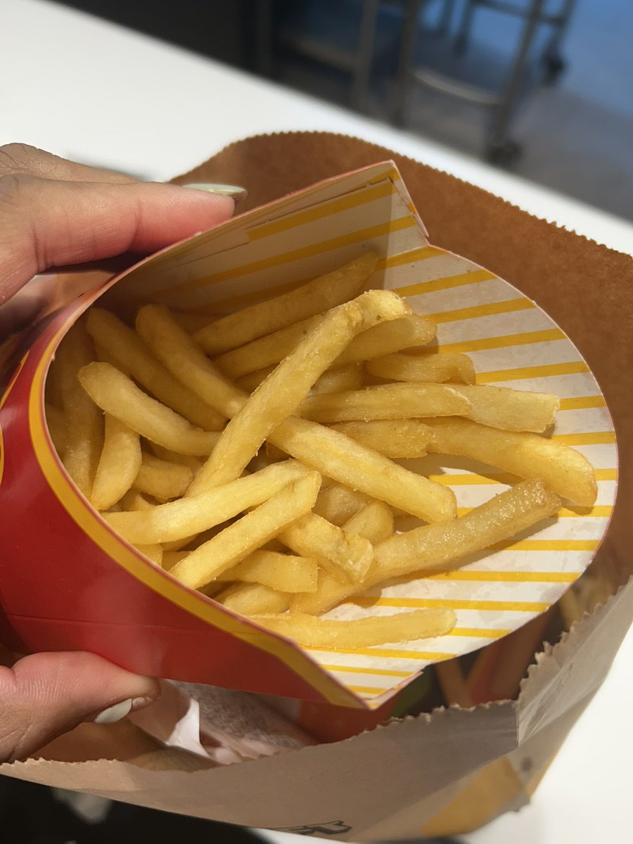 xbadff's tweet photo. 1 hora esperando no @McDonalds_BR da suburbana para a batata vim exatamente assim, totalmente no óleo, sacanagem com o consumidor!!!! https://t.co/cTWzLaTn7A