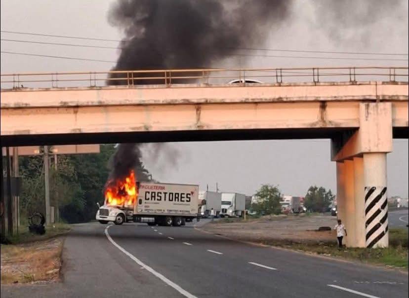 ELPINERO's tweet image. #FOTOREPORTE📸|  En La Venta, Tabasco, sujetos atravesaron e incendiaron una unidad de la empresa Castores (#400s). El hecho ocurrió en la zona de La Ceiba, antes del punto fitosanitario de Tonalá, en dirección sur a norte. Autoridades