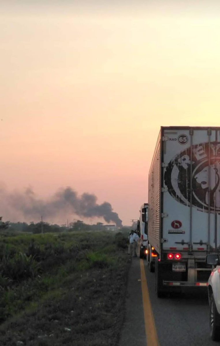 ELPINERO's tweet image. #FOTOREPORTE📸|  En La Venta, Tabasco, sujetos atravesaron e incendiaron una unidad de la empresa Castores (#400s). El hecho ocurrió en la zona de La Ceiba, antes del punto fitosanitario de Tonalá, en dirección sur a norte. Autoridades