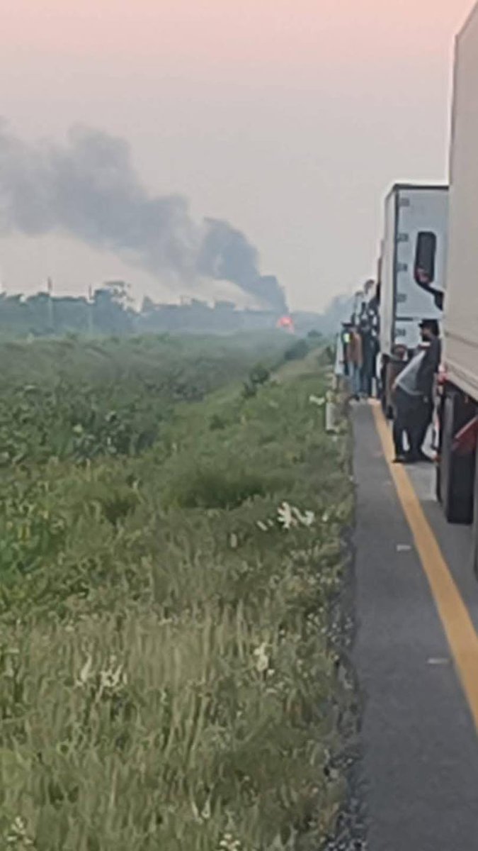 ELPINERO's tweet image. #FOTOREPORTE📸|  En La Venta, Tabasco, sujetos atravesaron e incendiaron una unidad de la empresa Castores (#400s). El hecho ocurrió en la zona de La Ceiba, antes del punto fitosanitario de Tonalá, en dirección sur a norte. Autoridades