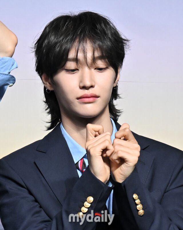 1bin_b1ack's tweet photo. 오늘 원빈이 얼굴 미쳤음... https://t.co/iJBX90Yoqj