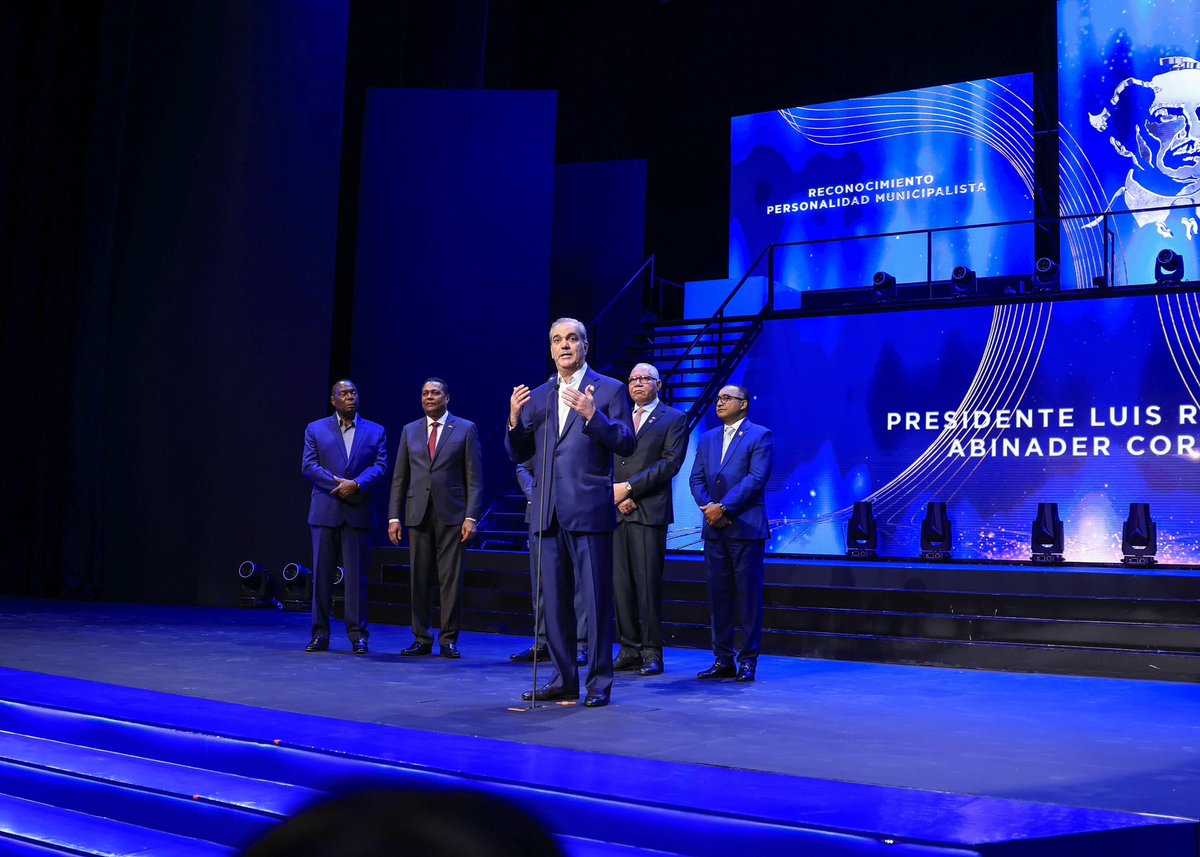 Por su contribución al fortalecimiento de los gobiernos locales, el Pdte. @LuisAbinader fue reconocido esta noche en la 10.ª entrega de los Premios Juan Pablo Duarte, una iniciativa de @FedodimOficial que premia la transparencia, el liderazgo y las buenas prácticas municipales.