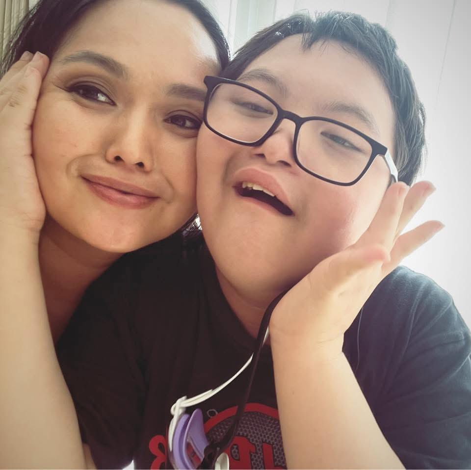 Казак нэр нь Сауле гэх Сэтгэлтүвшин стюардес хүүхэн 3 хүүхэдтэй /бага хүүхэд нь даунтай/ айлыг бөгсний явдлаараа самарлаа, Монголын төрд байгаа хүмүүсийн араар тавилт, завхайрал хэрээс хэтэрчээ Европчүүдийн төр улс завхайрлаас унаж сүйрч байсан!!!