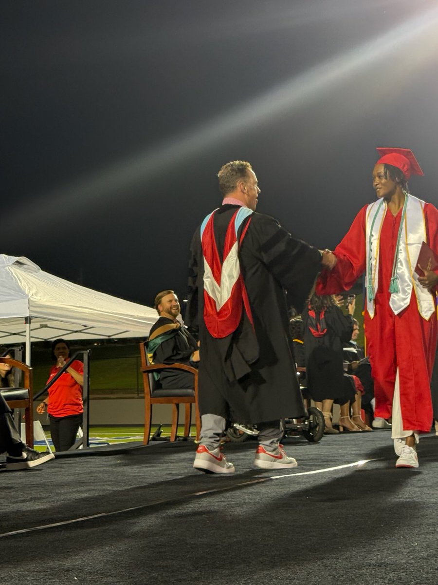 TreTilJon's tweet image. Dr Crawford, Superintendent of Tyler ISD, shared a special moment at graduation with my kiddo. Young people must work hard to leave positive footprints. #Tillisaboutit