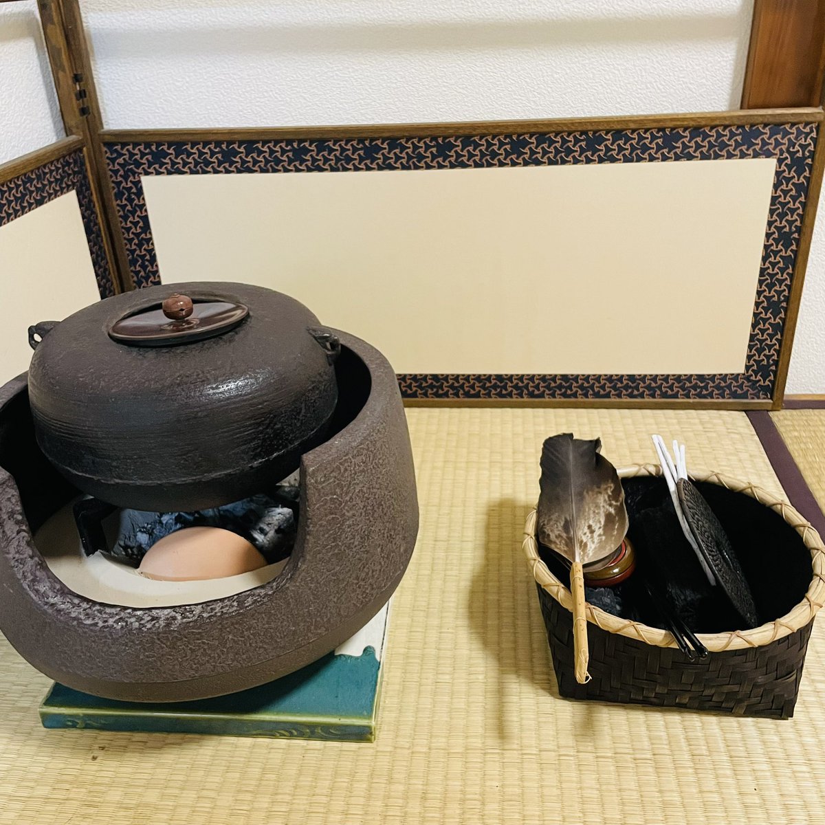 5月のお稽古　

茶花　ホタルブクロ
花入　長宗全籠
水指　春慶塗り　釣瓶
茶碗　鍋島焼
茶入　槍の鞘　笹田有祥
仕服　金剛金襴
香合　独楽

#表千家　#茶道　#茶道教室
#立川　#立川市
#茶道と着付けと華道の教室
#茶花
#山野草
#和の習い事