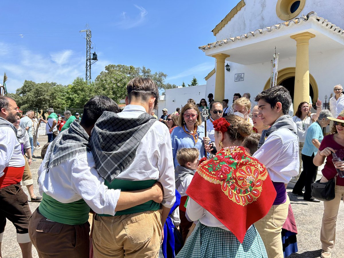 MercedesMorn5's tweet photo. Momentos junto al alcalde @BarreraGragera de la romería de San Isidro celebrada en Tres Arroyos en #Badajoz https://t.co/y4oRXAxC08