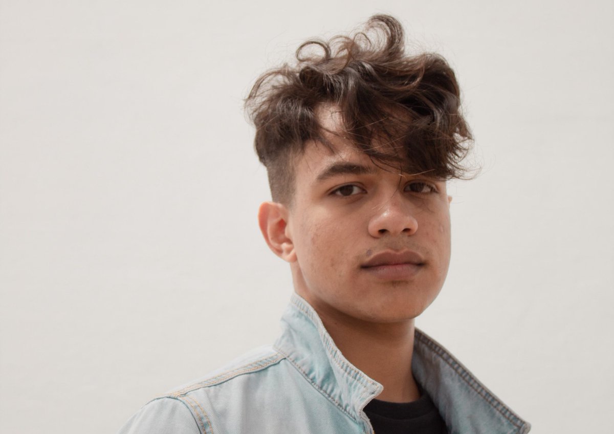 ‘Ik vertrouwde haar en dus stuurde ik de naaktfoto waar ze om vroeg’. Mike kreeg te maken met online seksueel misbruik. Het meisje met wie hij dacht te chatten, bleek een veel oudere man te zijn die uit was op zijn naaktbeelden. Lees hier zijn verhaal: 
centrumseksueelgeweld.nl/story/het-verh…