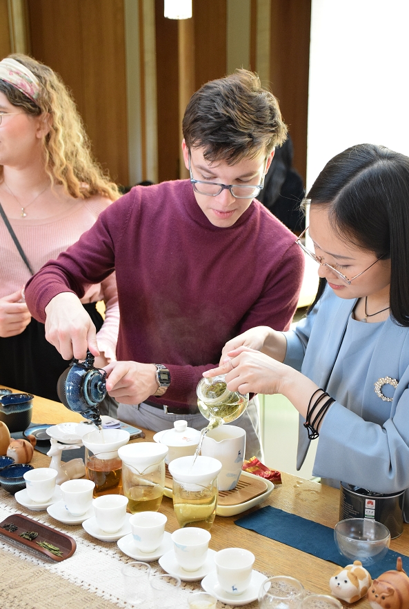The annual Dragon Boat Festival is almost here! In Jiaxing, wrapping and savoring zongzi (sticky rice dumplings) is a cherished tradition that brings a special "sense of ceremony." ✨

On May 18, the Oxford University Chinese Students and Scholars Association (Oxford CSSA) hosted