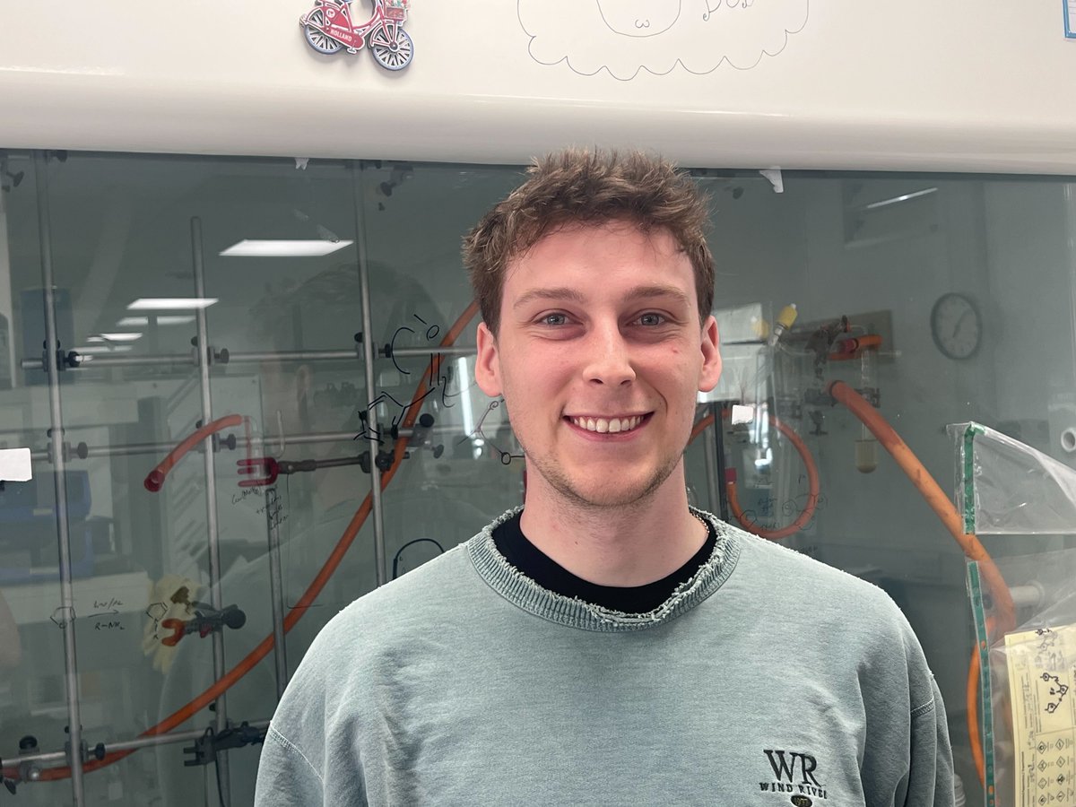 ezc_group's tweet image. The group welcomes Robbie 💐from the Blight group as a MITACS scholar @MitacsCanada . He will be spending the summer working on some cool #luminescent materials.😍@StAndrewsChem @StAndrewsOsc
