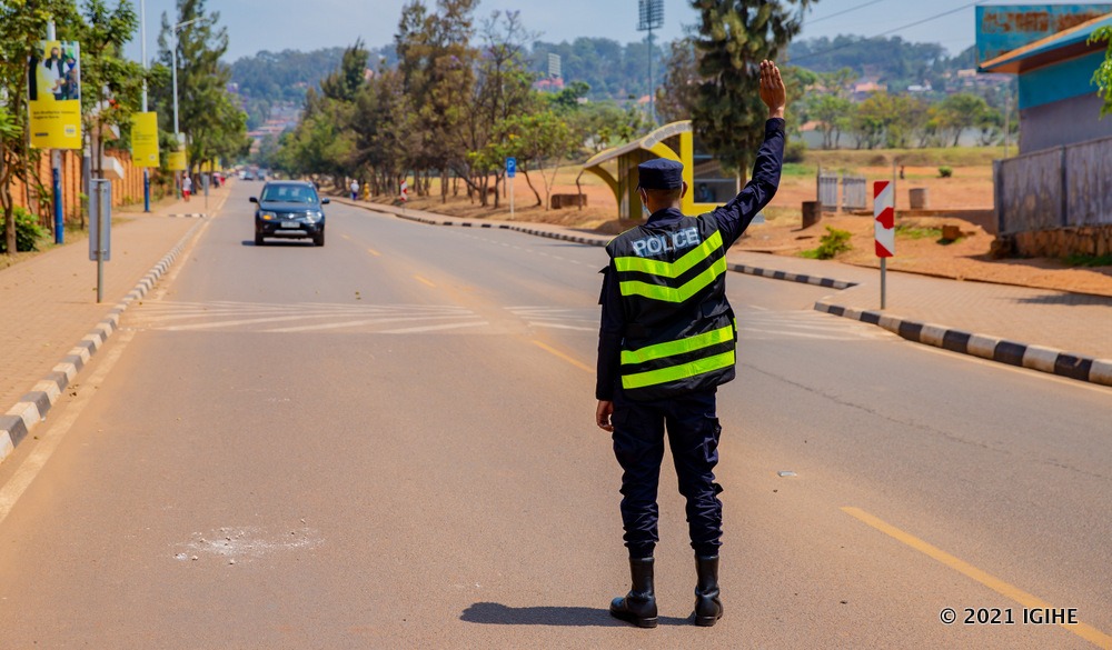 Ese hano mu Rwanda biremewe ko naparika imodoka kuruhande nkavamo nkasuhuza umu police uri mukazi byanambwa nkaba na mugurira amazi urigero nkavuga ngo nkunda aba police akira 30k uze kunywa fata usoje akazi  <a href="/Rwandapolice/">Rwanda National Police</a>